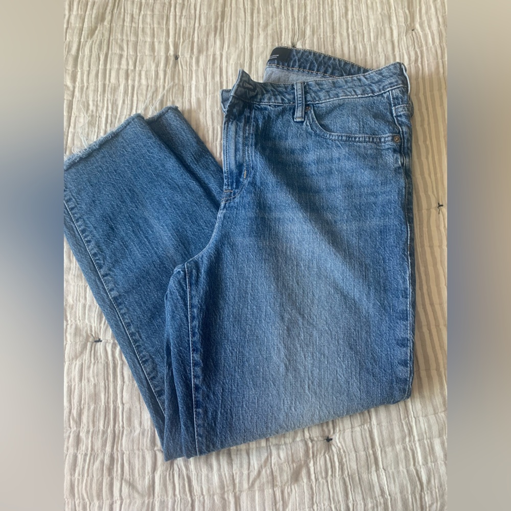 Woman’s, Universal slim ankle length boyfriend jeans.